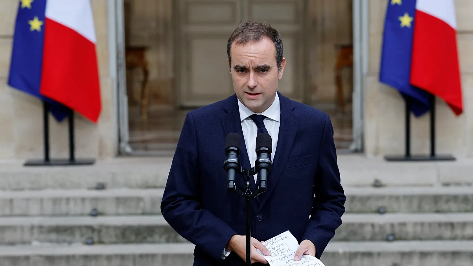 Tổng thống Emmanuel Macron tuyên bố không từ chức bất chấp sức ép từ phe đối lập