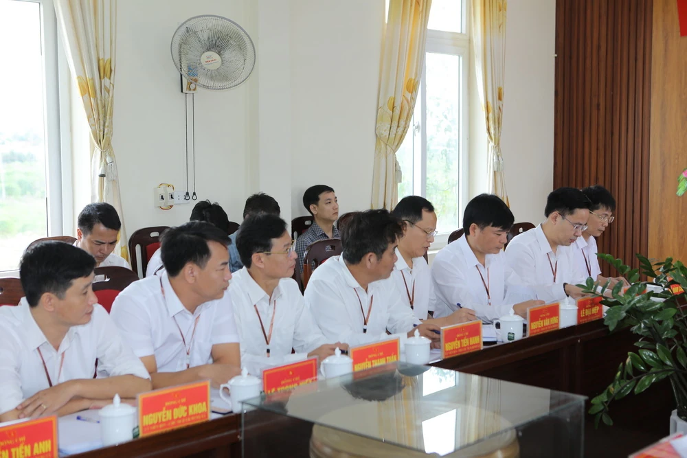 Bí thư Tỉnh ủy Nguyễn Doãn Anh kiểm tra hoạt động chính quyền địa phương 2 cấp tại xã Quảng Chính