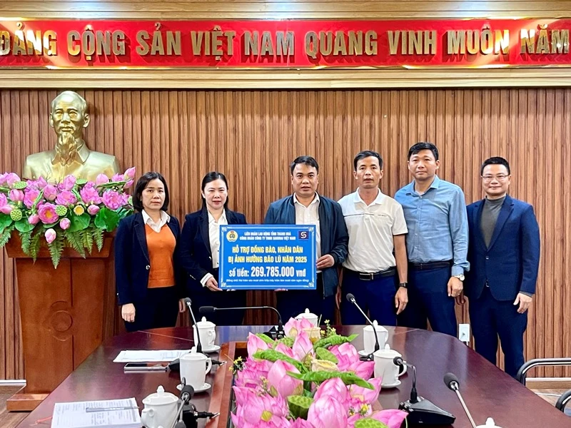 Các địa phương, doanh nghiệp tiếp tục ủng hộ đồng bào vùng lũ