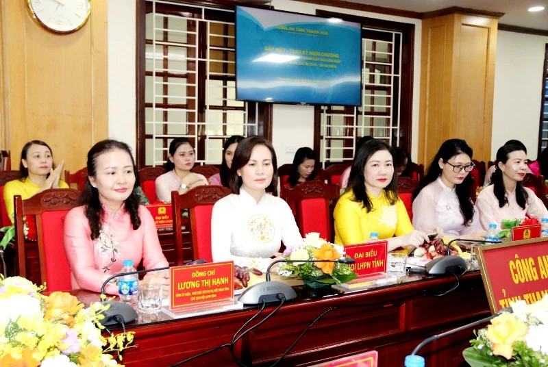 Công an Thanh Hóa gặp mặt và trao tặng Kỷ niệm chương Vì sự phát triển của phụ nữ Việt Nam