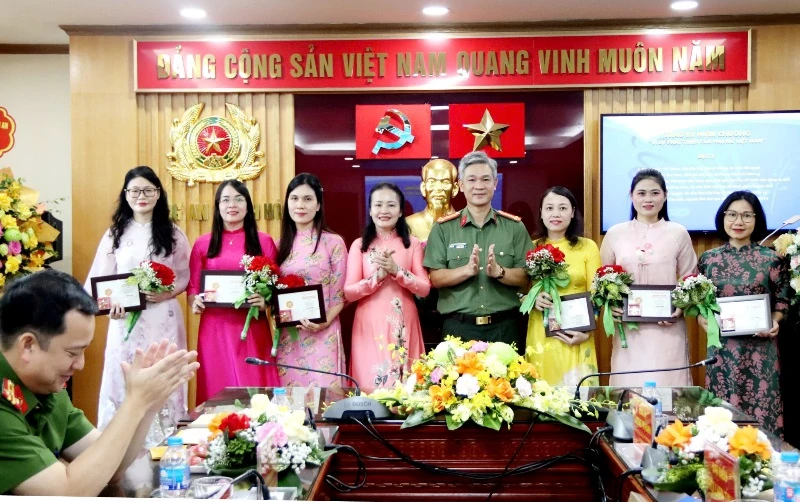 Công an Thanh Hóa gặp mặt và trao tặng Kỷ niệm chương Vì sự phát triển của phụ nữ Việt Nam