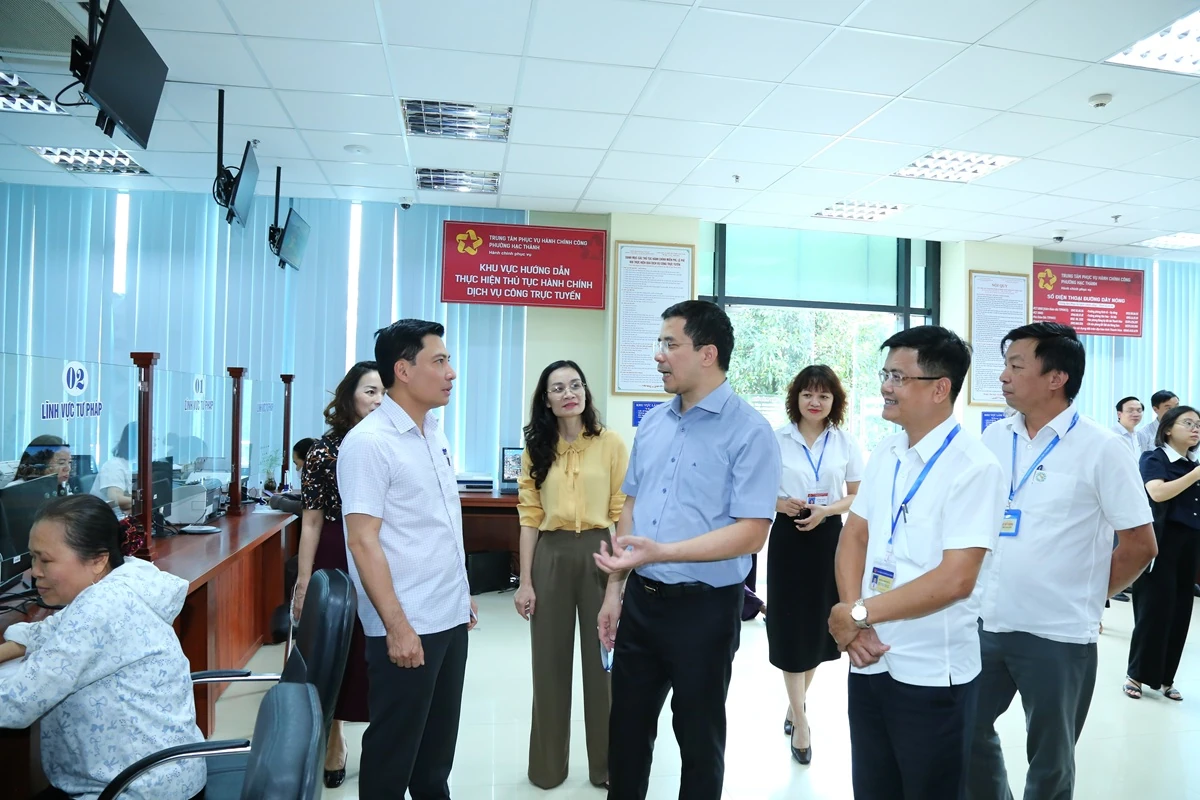 Phó Bí thư Thường trực Tỉnh ủy Nguyễn Hồng Phong thăm Trung tâm Phục vụ hành chính công phường Nam Sầm Sơn và làm việc với phường Hạc Thành