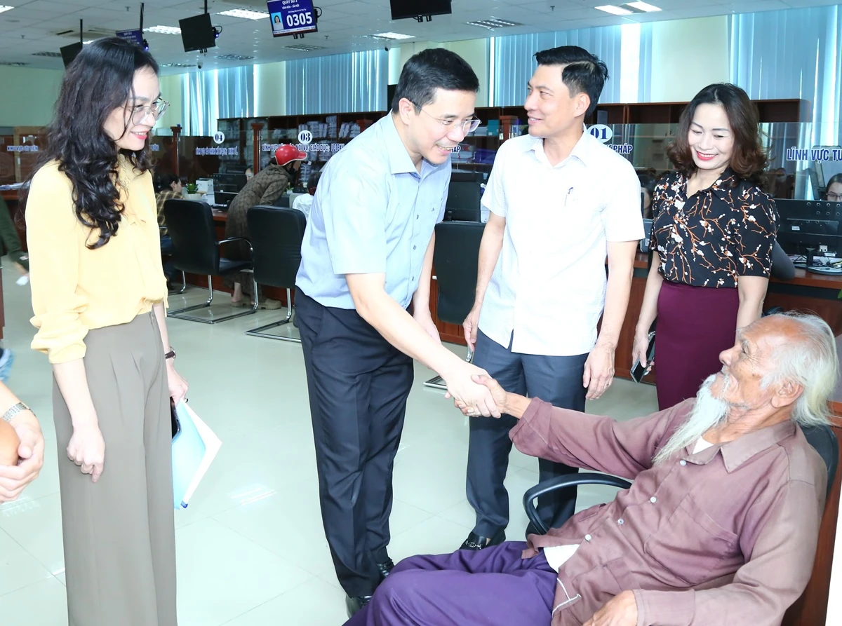 Phó Bí thư Thường trực Tỉnh ủy Nguyễn Hồng Phong thăm Trung tâm Phục vụ hành chính công phường Nam Sầm Sơn và làm việc với phường Hạc Thành
