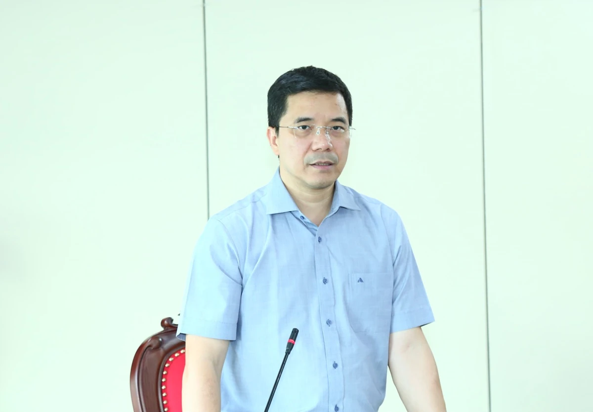 Phó Bí thư Thường trực Tỉnh ủy Nguyễn Hồng Phong thăm Trung tâm Phục vụ hành chính công phường Nam Sầm Sơn và làm việc với phường Hạc Thành