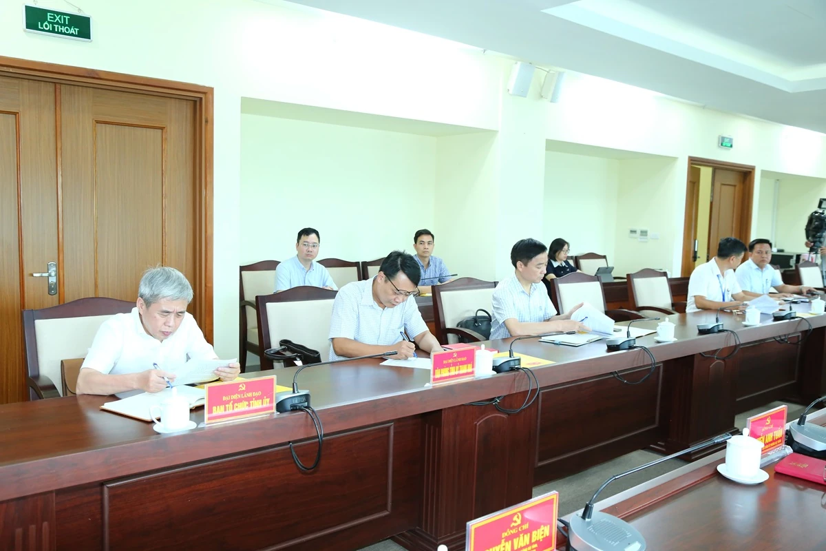 Phó Bí thư Thường trực Tỉnh ủy Nguyễn Hồng Phong thăm Trung tâm Phục vụ hành chính công phường Nam Sầm Sơn và làm việc với phường Hạc Thành