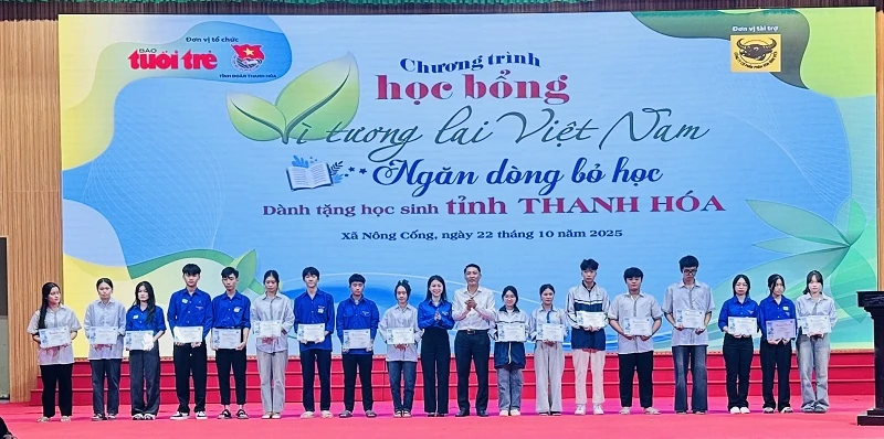 Trao học bổng “Vì tương lai Việt” tiếp sức học sinh Thanh Hóa vượt lũ, vững vàng đến trường
