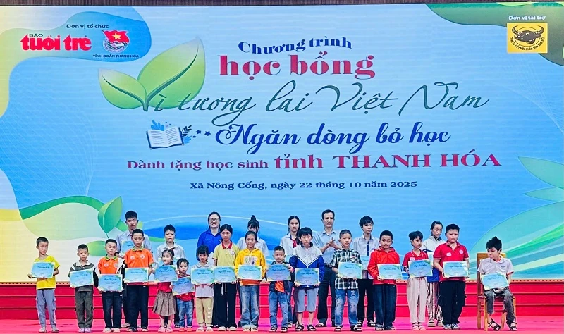 Trao học bổng “Vì tương lai Việt” tiếp sức học sinh Thanh Hóa vượt lũ, vững vàng đến trường