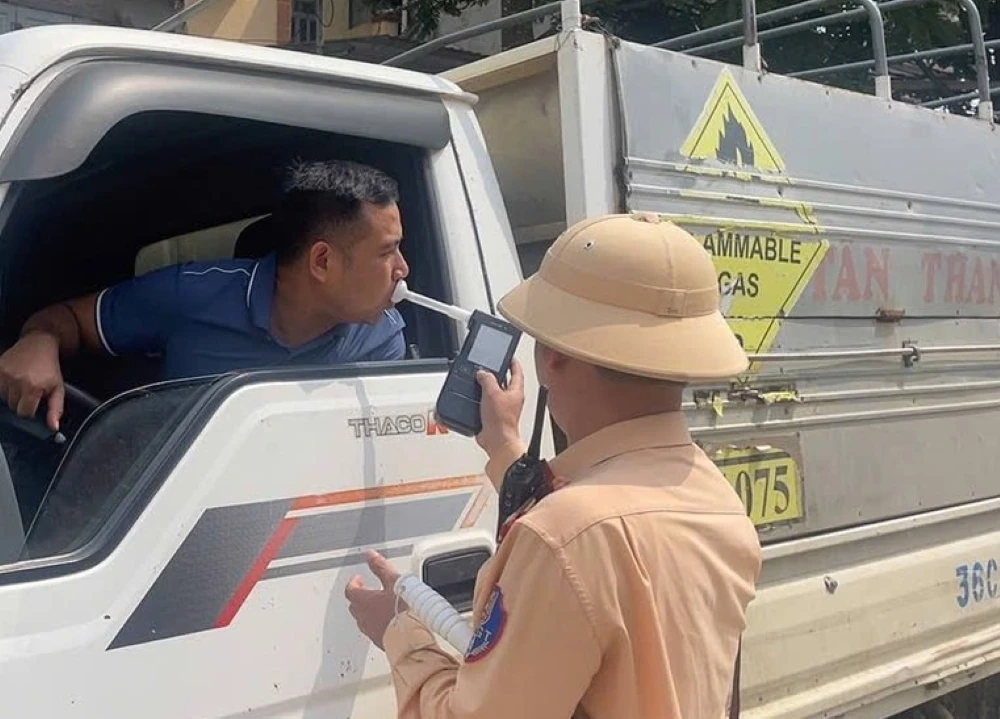 Xử phạt 242 trường hợp vi phạm nồng độ cồn trong 2 ngày đầu ra quân