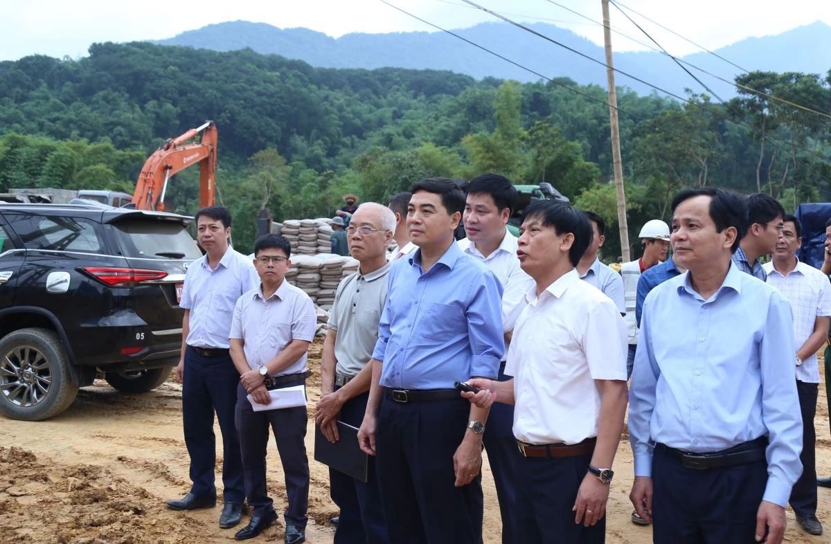 Chủ tịch UBND tỉnh Nguyễn Hoài Anh thăm, tặng quà Mẹ Việt Nam Anh hùng; kiểm tra một số dự án, công trình tại xã Trung Hạ và Tam Thanh