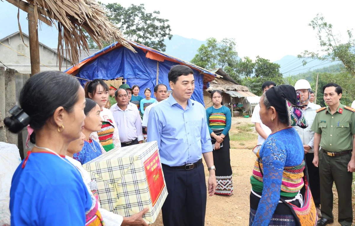 Chủ tịch UBND tỉnh Nguyễn Hoài Anh thăm, tặng quà Mẹ Việt Nam Anh hùng; kiểm tra một số dự án, công trình tại xã Trung Hạ và Tam Thanh