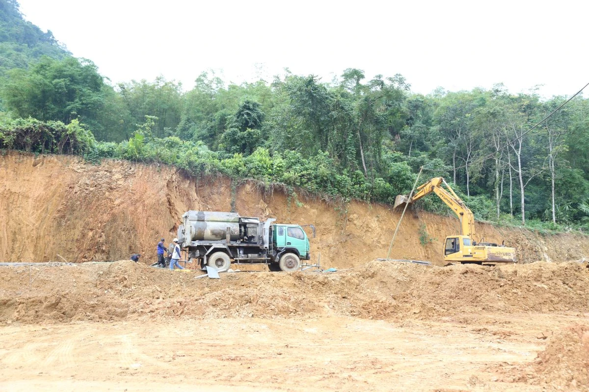 Chủ tịch UBND tỉnh Nguyễn Hoài Anh thăm, tặng quà Mẹ Việt Nam Anh hùng; kiểm tra một số dự án, công trình tại xã Trung Hạ và Tam Thanh