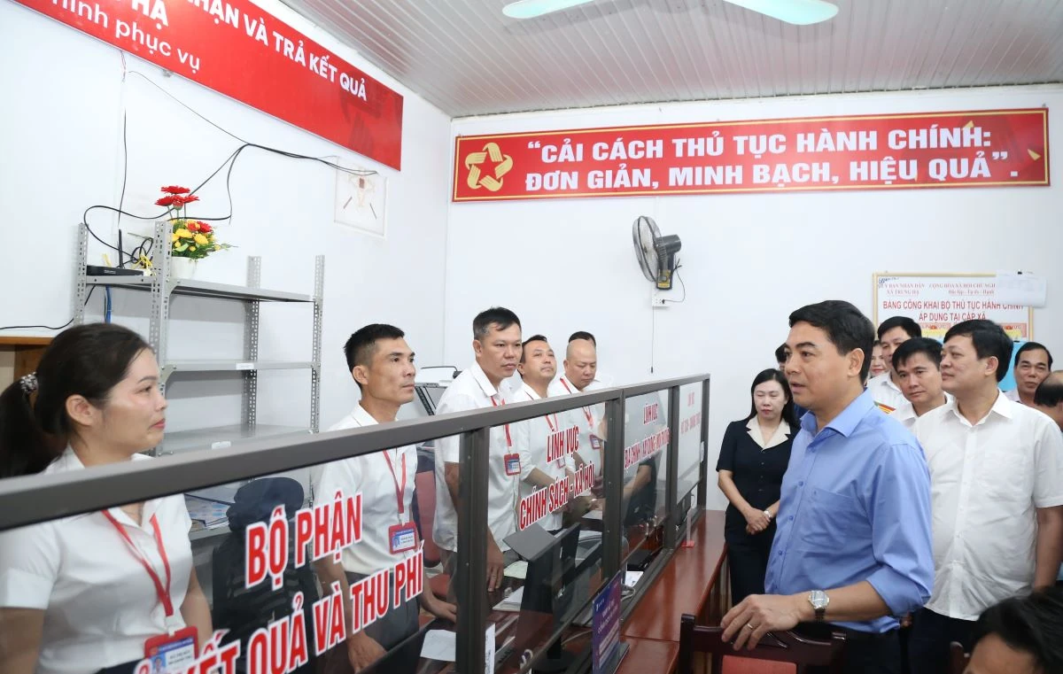 Chủ tịch UBND tỉnh Nguyễn Hoài Anh thăm, tặng quà Mẹ Việt Nam Anh hùng; kiểm tra một số dự án, công trình tại xã Trung Hạ và Tam Thanh