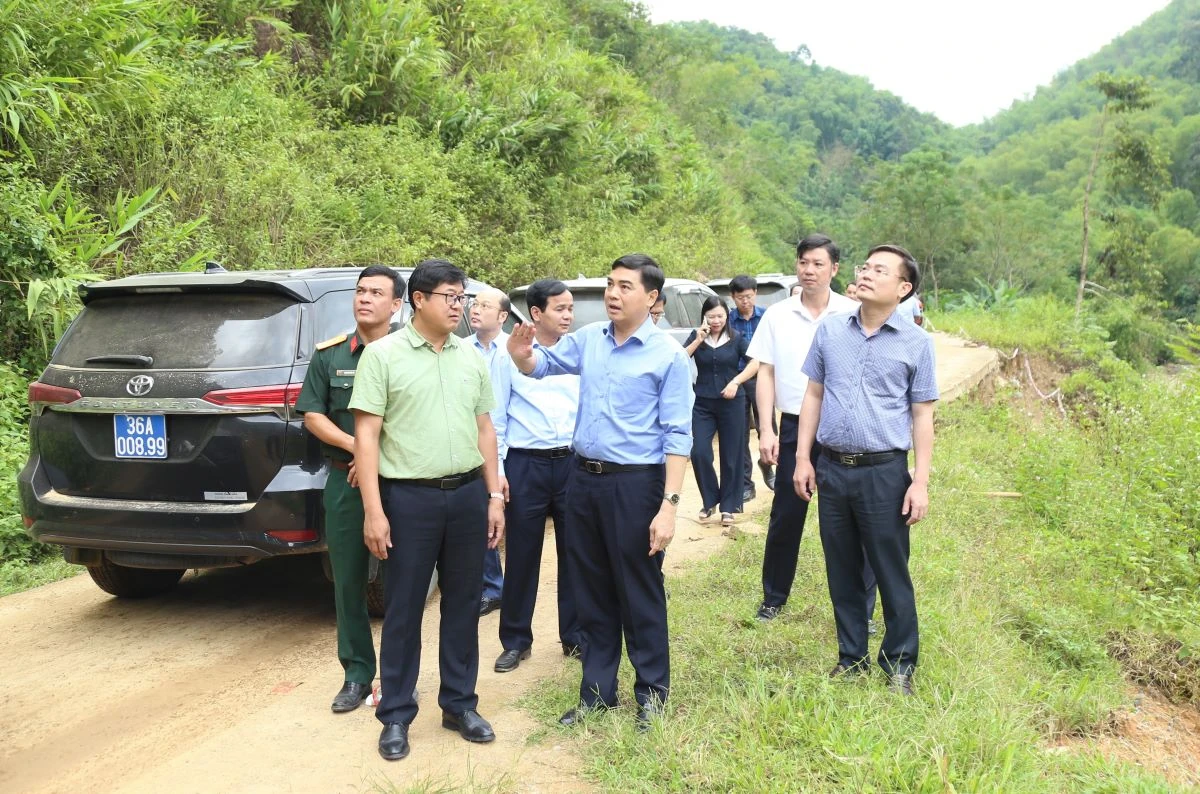 Chủ tịch UBND tỉnh Nguyễn Hoài Anh thăm, tặng quà Mẹ Việt Nam Anh hùng; kiểm tra một số dự án, công trình tại xã Trung Hạ và Tam Thanh