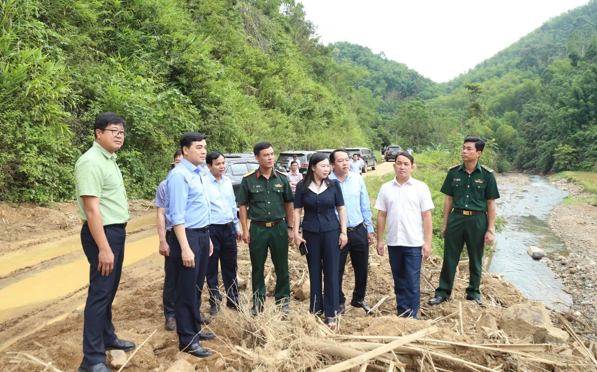 Chủ tịch UBND tỉnh Nguyễn Hoài Anh thăm, tặng quà Mẹ Việt Nam Anh hùng; kiểm tra một số dự án, công trình tại xã Trung Hạ và Tam Thanh