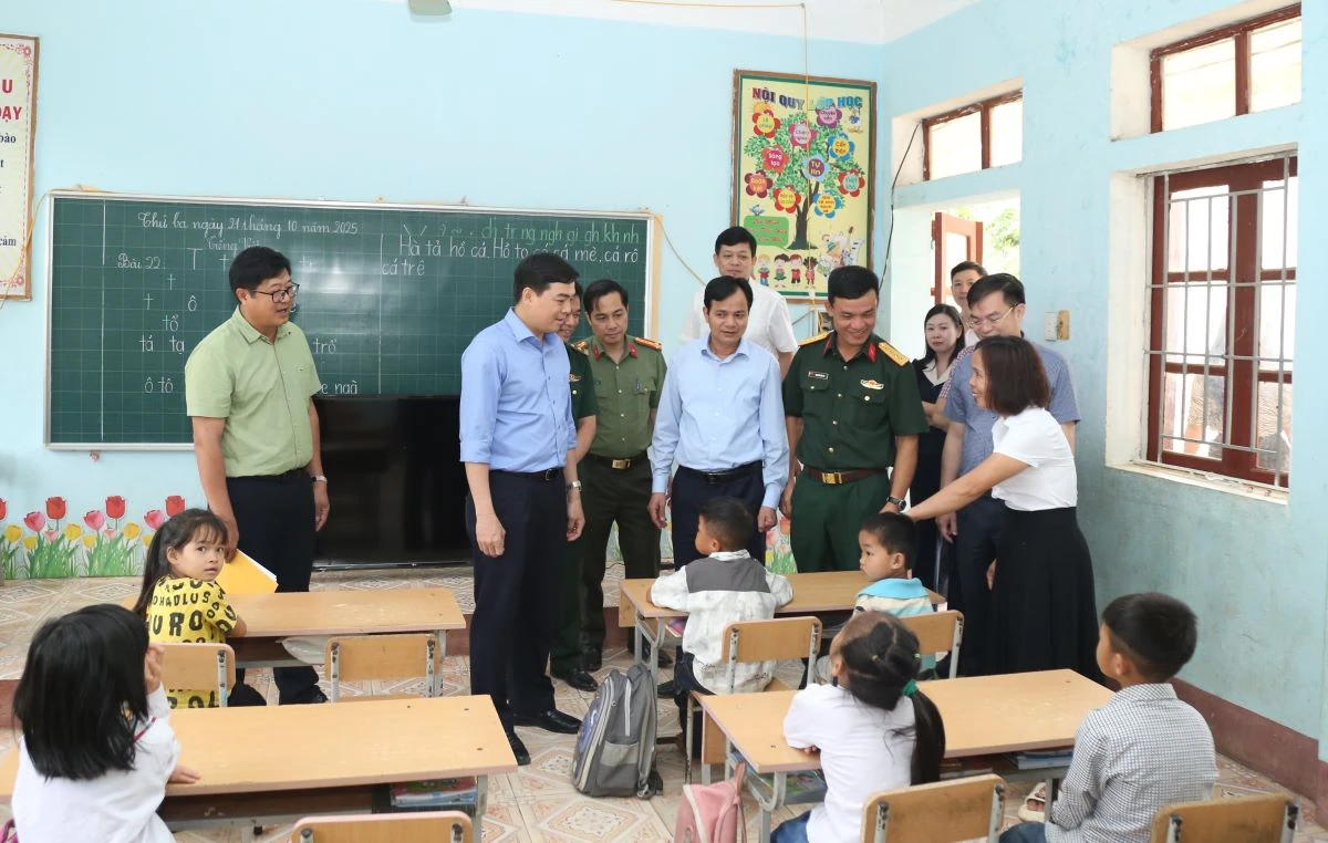 Chủ tịch UBND tỉnh Nguyễn Hoài Anh thăm, tặng quà Mẹ Việt Nam Anh hùng; kiểm tra một số dự án, công trình tại xã Trung Hạ và Tam Thanh