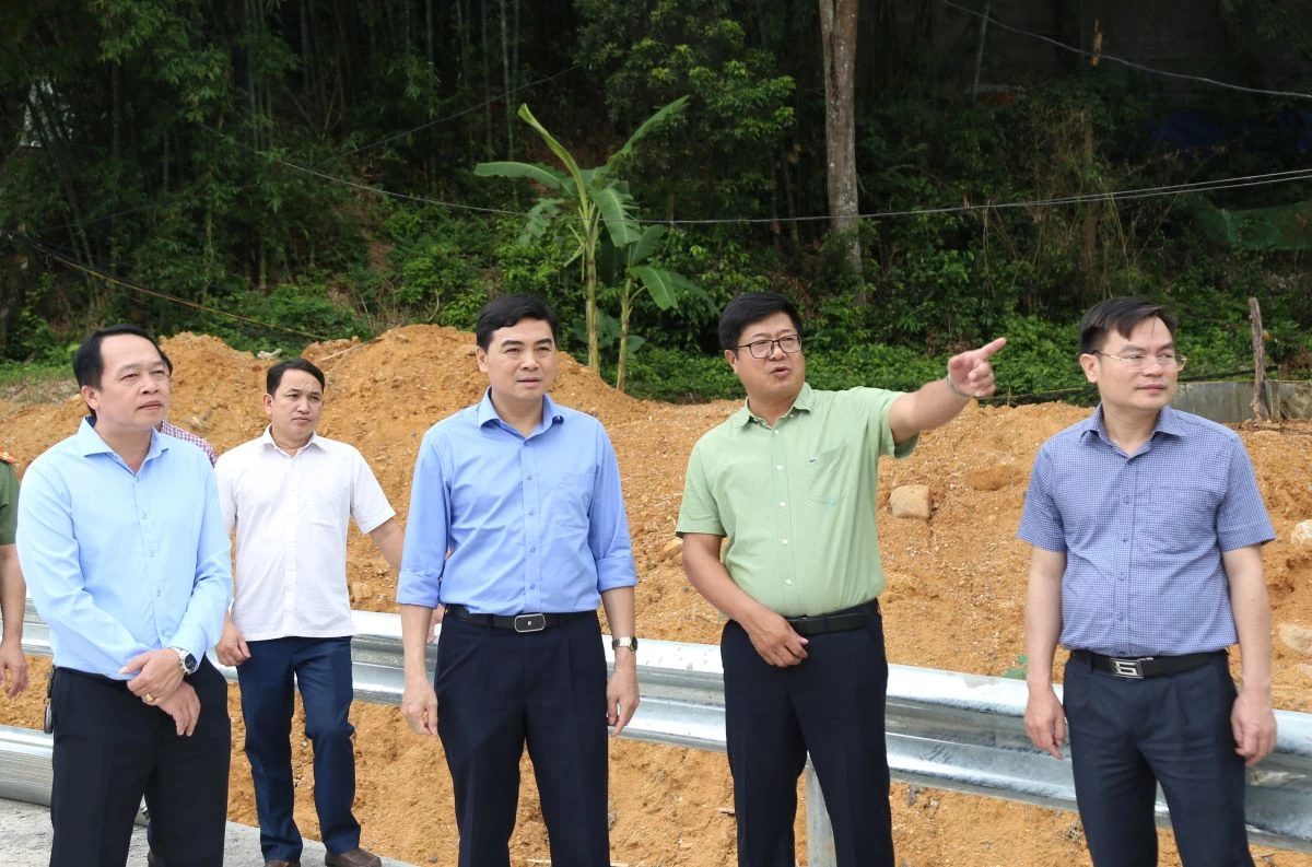 Chủ tịch UBND tỉnh Nguyễn Hoài Anh thăm, tặng quà Mẹ Việt Nam Anh hùng; kiểm tra một số dự án, công trình tại xã Trung Hạ và Tam Thanh