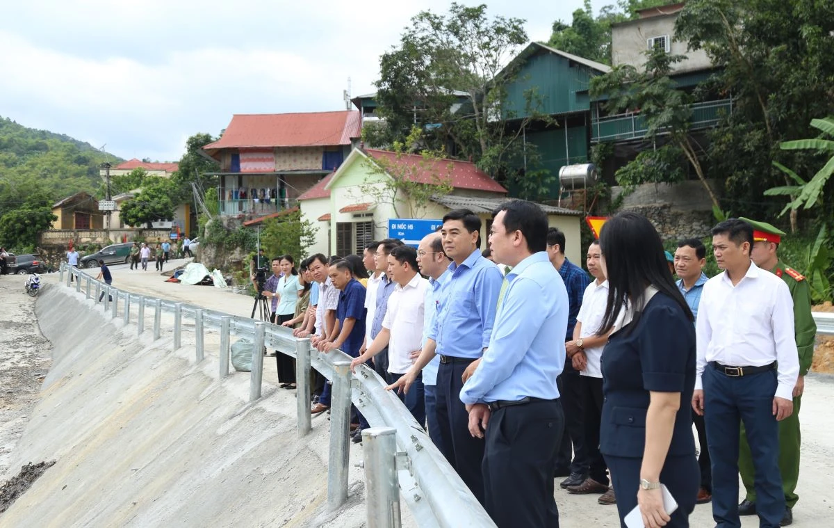 Chủ tịch UBND tỉnh Nguyễn Hoài Anh thăm, tặng quà Mẹ Việt Nam Anh hùng; kiểm tra một số dự án, công trình tại xã Trung Hạ và Tam Thanh