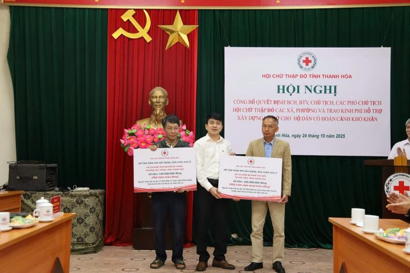 Công bố quyết định kiện toàn tổ chức Hội Chữ thập đỏ 5 xã, phường