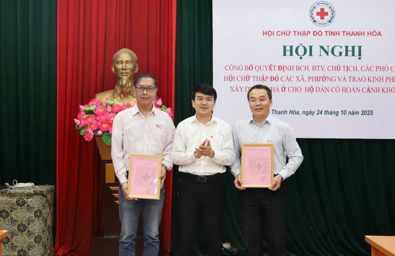 Công bố quyết định kiện toàn tổ chức Hội Chữ thập đỏ 5 xã, phường
