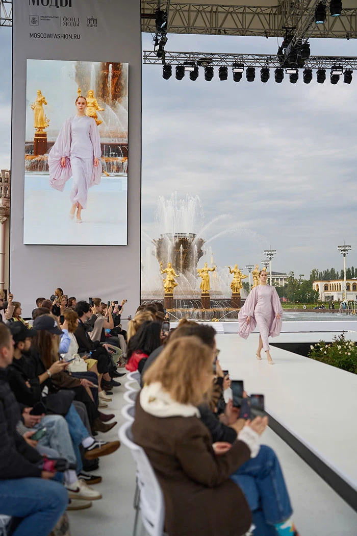Moscow Fashion Week: Tín hiệu cho xu hướng mới – Sự kết hợp giữa Trí tuệ nhân tạo và Di sản dân gian