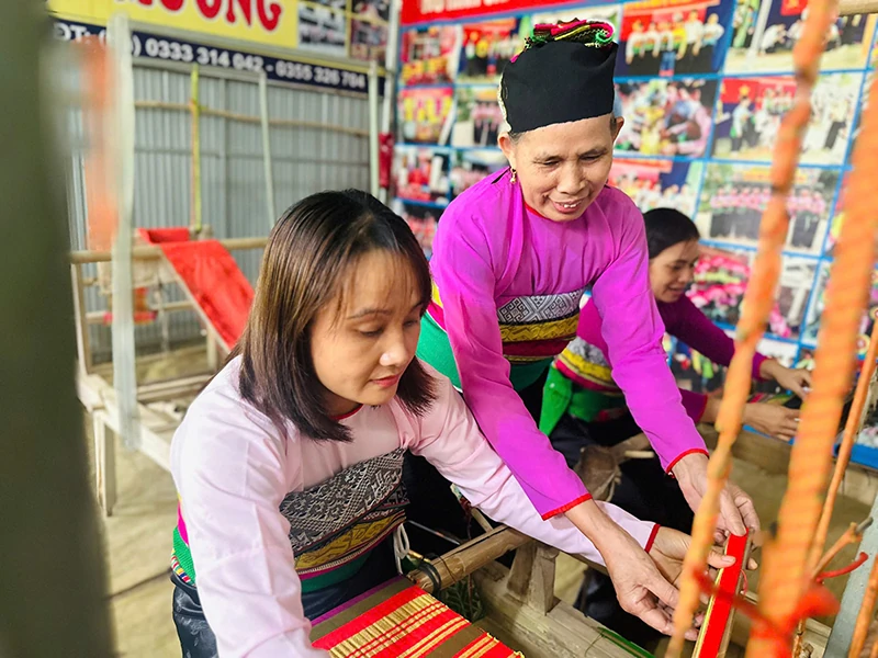 Người lưu giữ bản sắc văn hóa dân tộc Mường trên những khung cửi