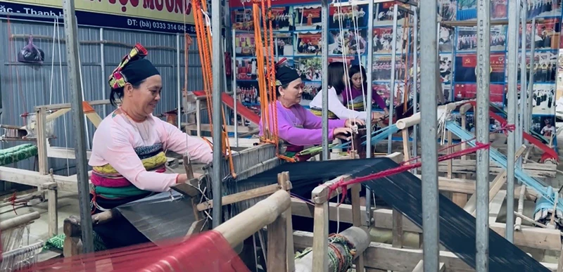 Người lưu giữ bản sắc văn hóa dân tộc Mường trên những khung cửi