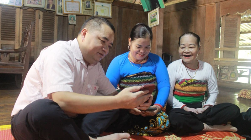 Ánh sáng từ “bình dân học vụ số” nơi rẻo cao (Bài 2): Khi người dân vùng biên “lên sóng” làm giàu