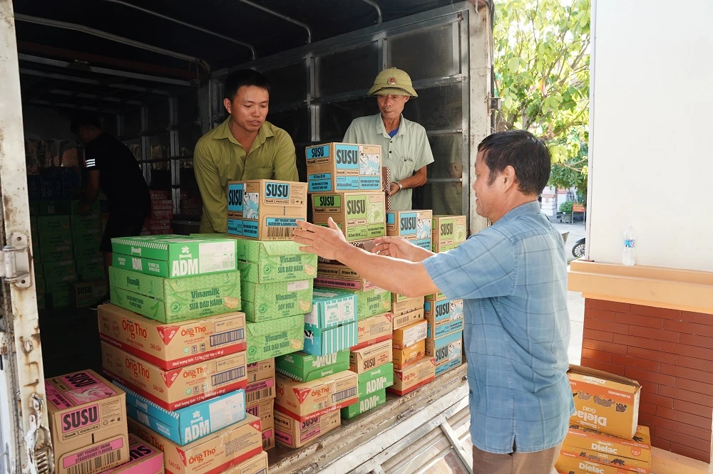 Hàng trăm nghìn sản phẩm dinh dưỡng Vinamilk được trao tặng cho bà con vùng bão lũ