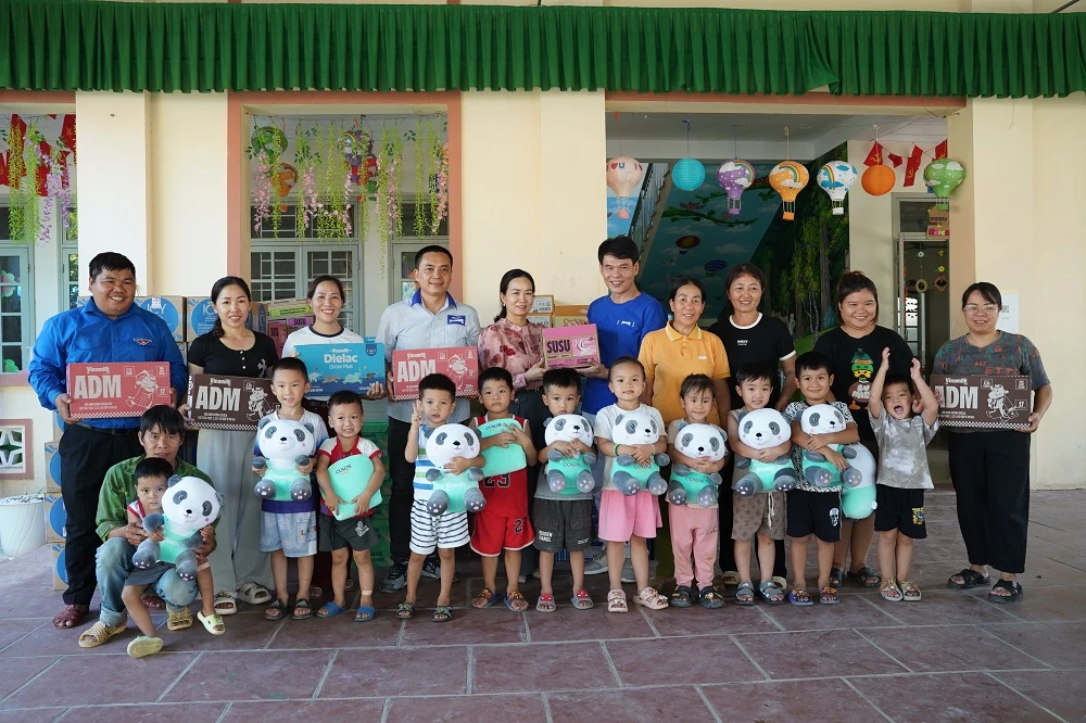 Hàng trăm nghìn sản phẩm dinh dưỡng Vinamilk được trao tặng cho bà con vùng bão lũ