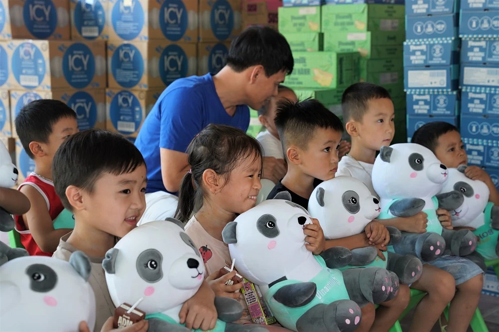 Hàng trăm nghìn sản phẩm dinh dưỡng Vinamilk được trao tặng cho bà con vùng bão lũ