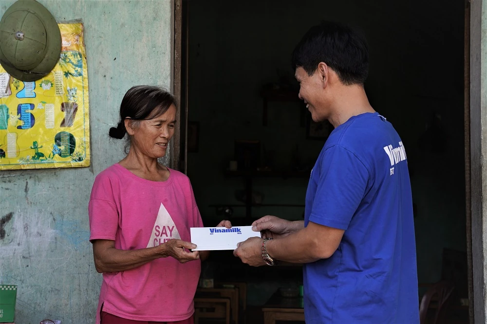 Hàng trăm nghìn sản phẩm dinh dưỡng Vinamilk được trao tặng cho bà con vùng bão lũ