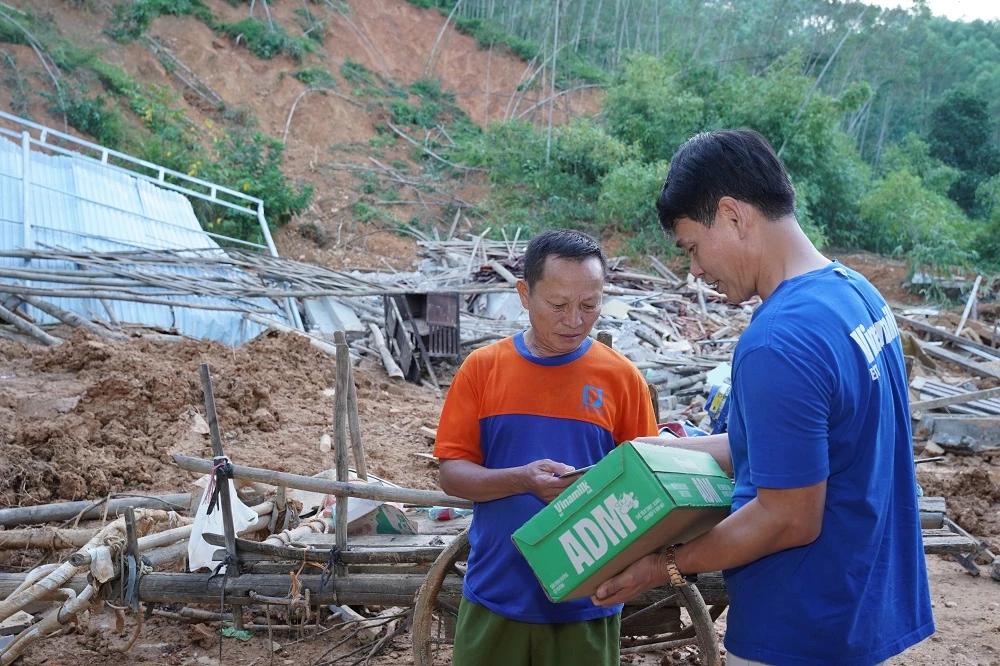 Hàng trăm nghìn sản phẩm dinh dưỡng Vinamilk được trao tặng cho bà con vùng bão lũ