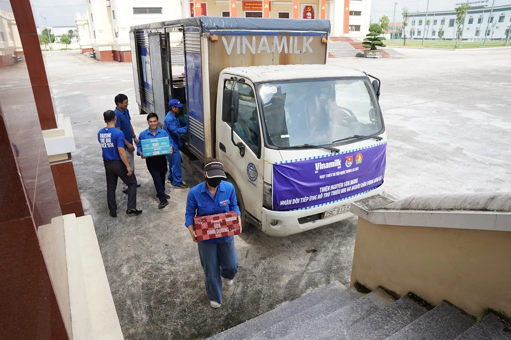 Hàng trăm nghìn sản phẩm dinh dưỡng Vinamilk được trao tặng cho bà con vùng bão lũ