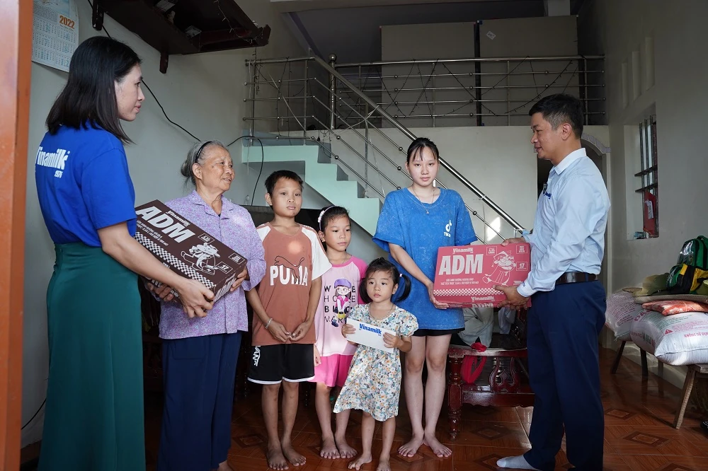 Hàng trăm nghìn sản phẩm dinh dưỡng Vinamilk được trao tặng cho bà con vùng bão lũ