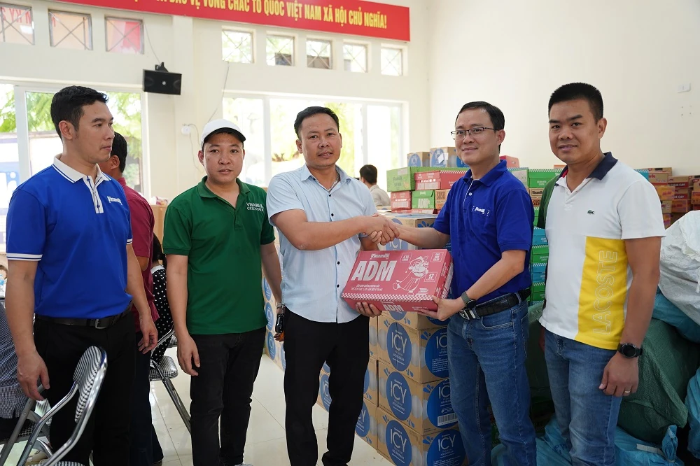 Hàng trăm nghìn sản phẩm dinh dưỡng Vinamilk được trao tặng cho bà con vùng bão lũ