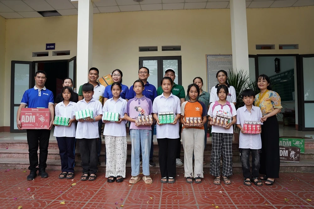 Hàng trăm nghìn sản phẩm dinh dưỡng Vinamilk được trao tặng cho bà con vùng bão lũ