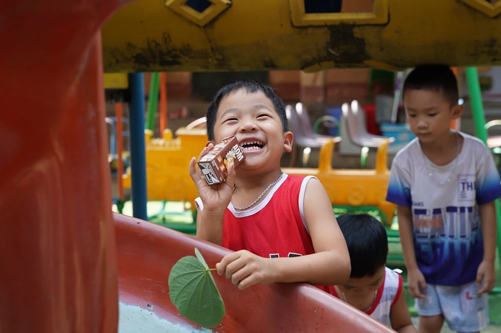 Hàng trăm nghìn sản phẩm dinh dưỡng Vinamilk được trao tặng cho bà con vùng bão lũ