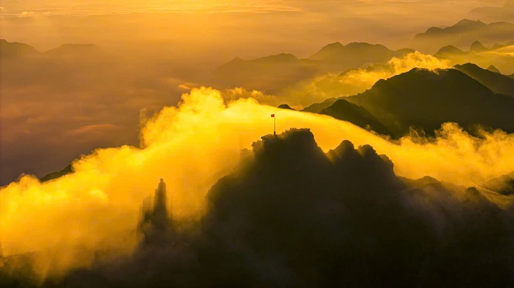 Lạc vào “miền cổ tích” trên đỉnh Fansipan mùa mây