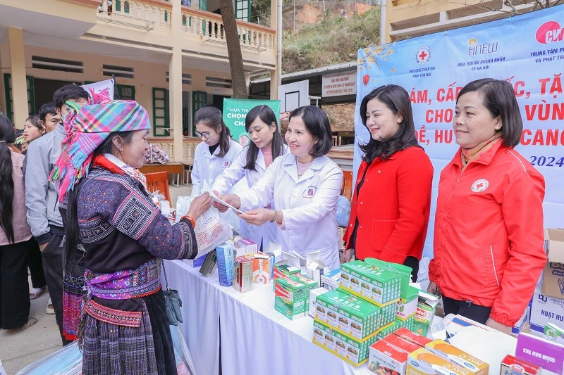 Dược phẩm Tâm Bình tổ chức khám bệnh, phát thuốc và tặng quà cho 600 người dân vùng cao