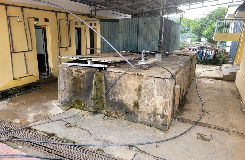 Học sinh Trường Phổ thông Dân tộc nội trú THCS Mường Lát thiếu nước sinh hoạt