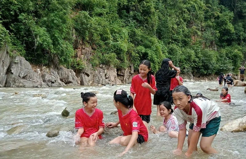 Học sinh Trường Phổ thông Dân tộc nội trú THCS Mường Lát thiếu nước sinh hoạt