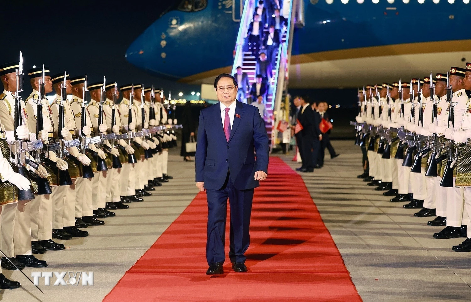 Thủ tướng tới Kuala Lumpur, bắt đầu chuyến công tác dự Hội nghị cấp cao ASEAN