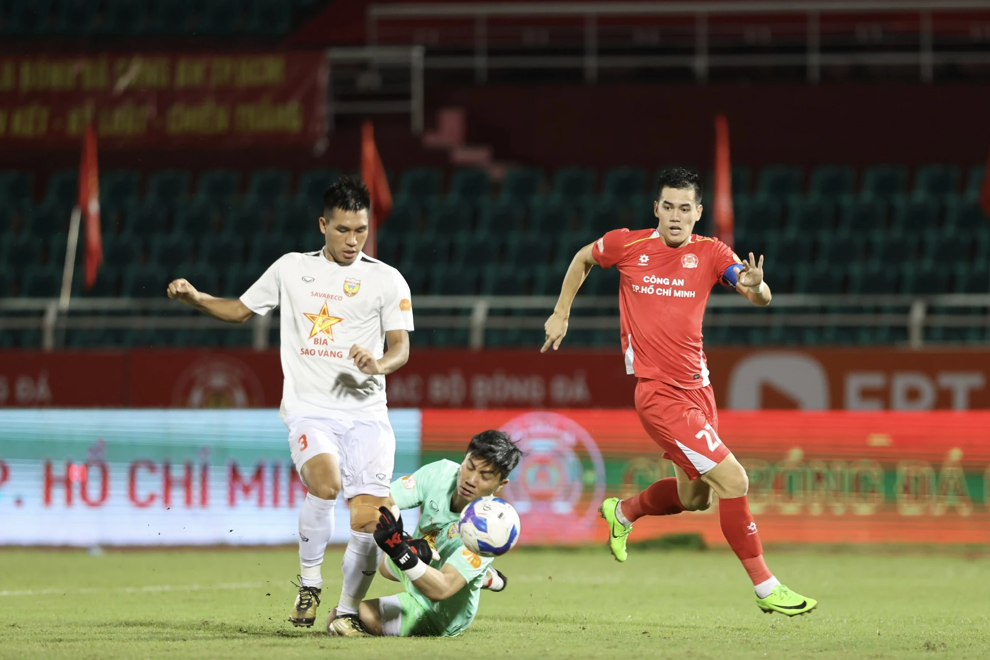 MU phá dớp 9 năm không thắng tại Anfield; Hải Phòng đẩy HAGL xuống đáy BXH V.League 2025/2026