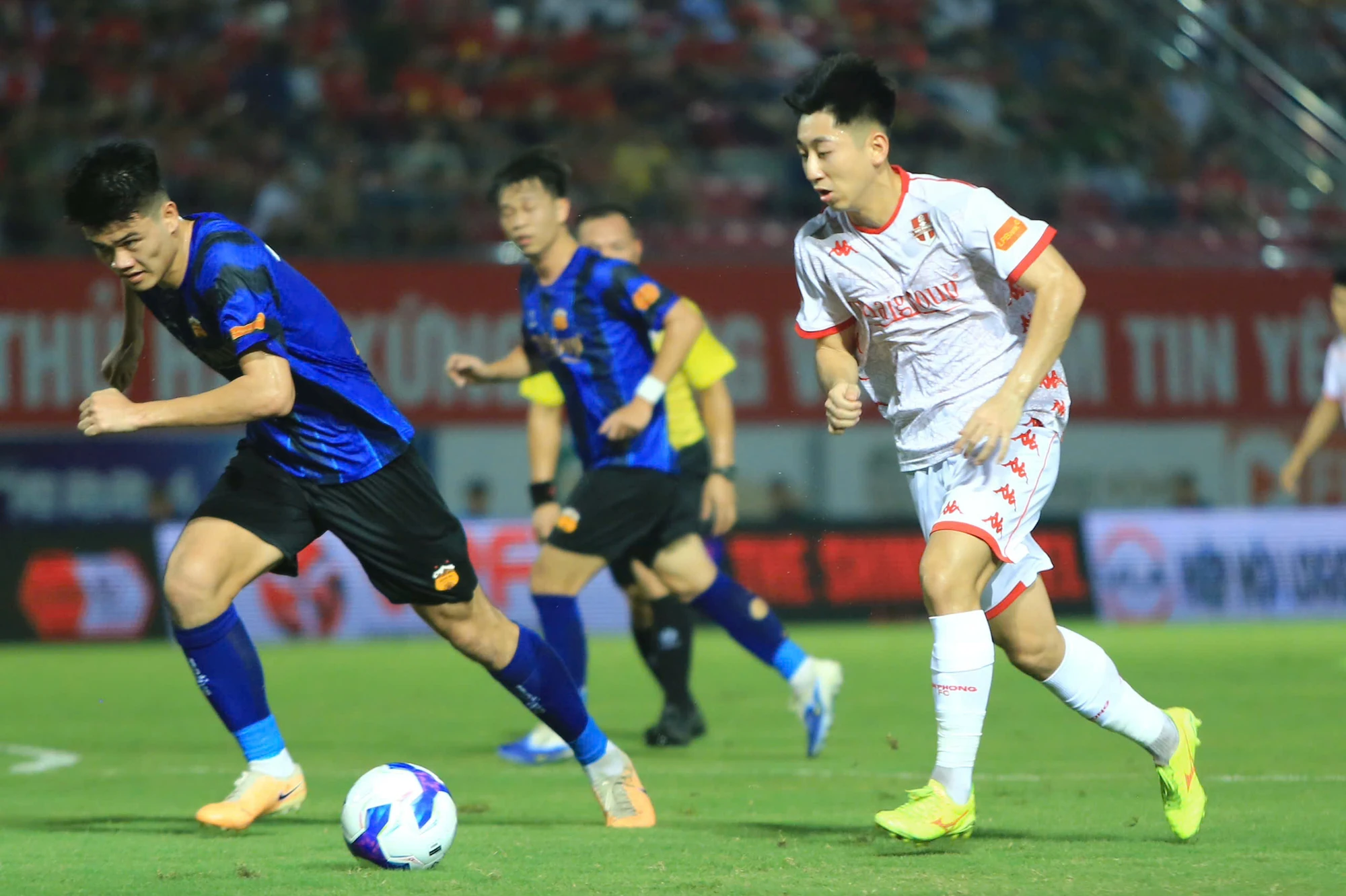 MU phá dớp 9 năm không thắng tại Anfield; Hải Phòng đẩy HAGL xuống đáy BXH V.League 2025/2026