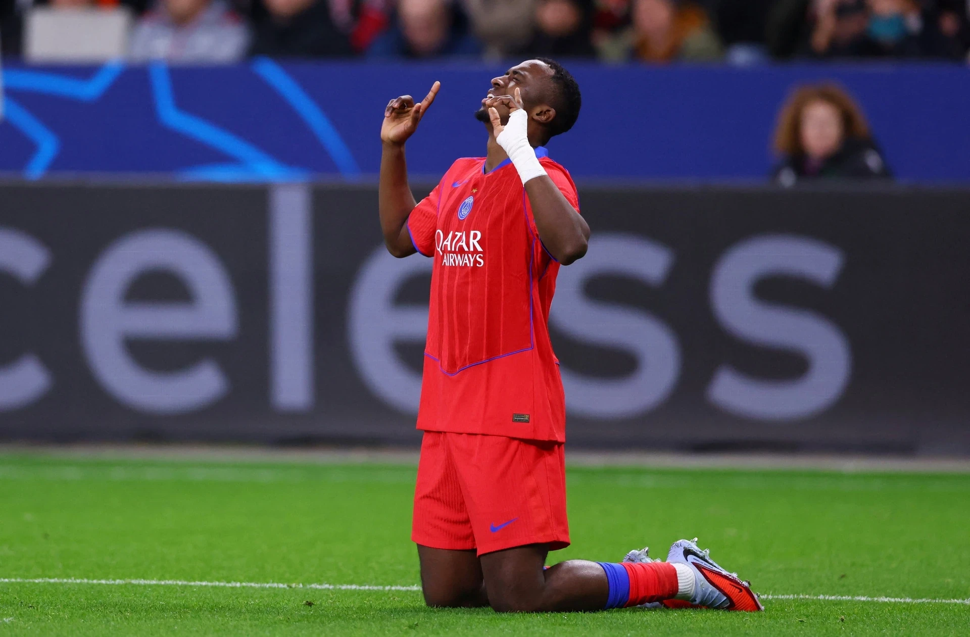 Thủ môn Bùi Tiến Dũng đứt dây chằng, nghỉ hết mùa; Các “ông lớn” thắng hủy diệt tại Champions League