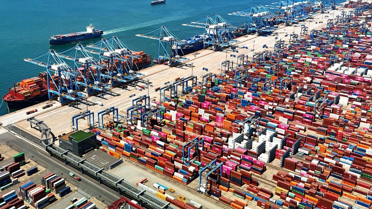 Tăng trưởng GDP quý III của Trung Quốc chậm lại xuống mức thấp nhất trong một năm