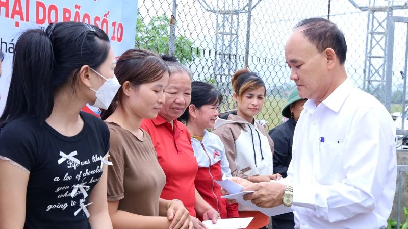 Hỗ trợ người dân xã Tượng Lĩnh khắc phục hậu quả thiên tai