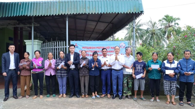 Hỗ trợ người dân xã Tượng Lĩnh khắc phục hậu quả thiên tai