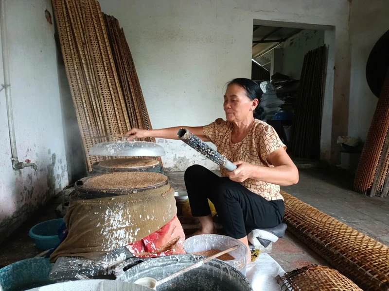 Người cao tuổi “giữ lửa” nghề truyền thống