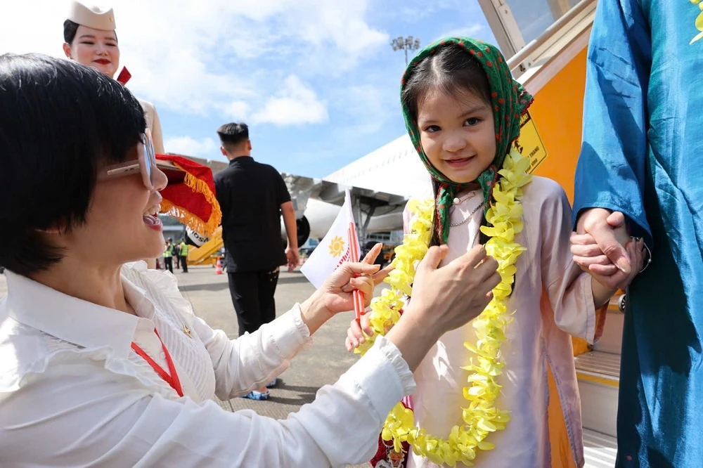 Khách được phục vụ bánh Maison Kayser và nghe violin trên chuyến bay đầu tiên của Sun PhuQuoc Airways